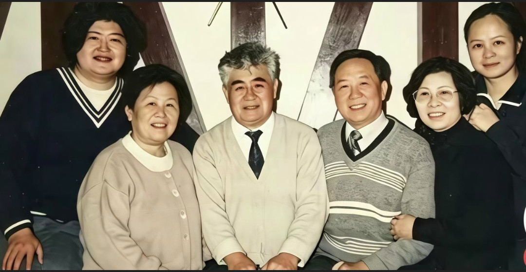 刘欢和夫人卢璐，与双方的父母一刘欢与妻子卢璐携手，与双方父母共同合影，展现出温馨和睦的家庭氛围。刘欢