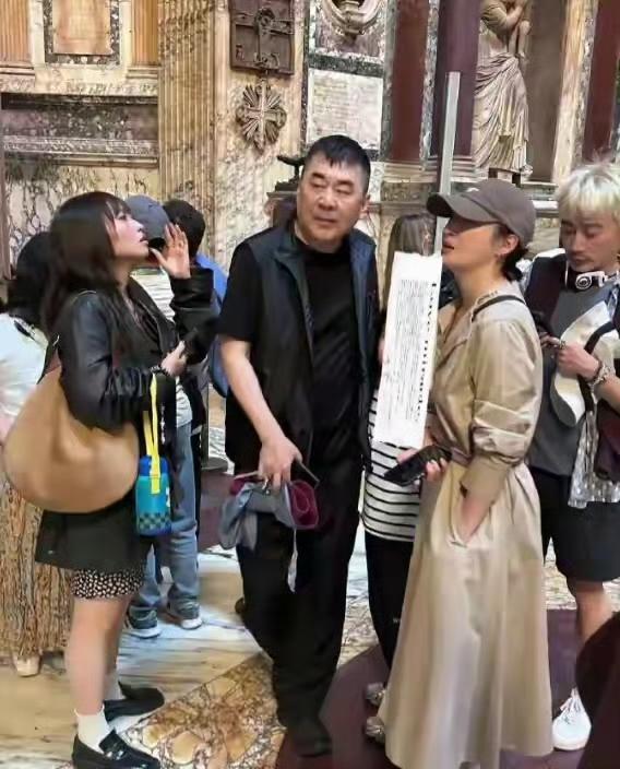 陈建斌一家在罗马被拍，评论区全在说：这俩差五岁，咋像两代人。陈建斌56了，黑