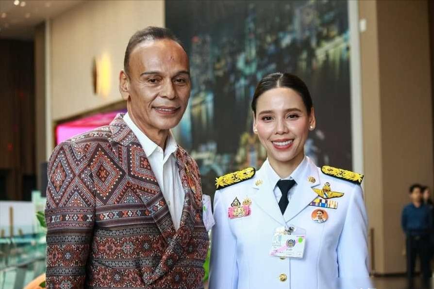 该来的还是来了，佩通坦下台后，终究连文化部长一职也没能保住！阿努廷正式宣誓就职泰