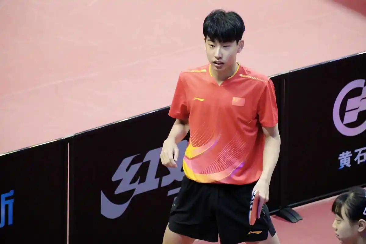 刚刚结束了一场WTT马斯喀特常规挑战赛男单资格赛小组赛第二轮，国乒17岁小将李和