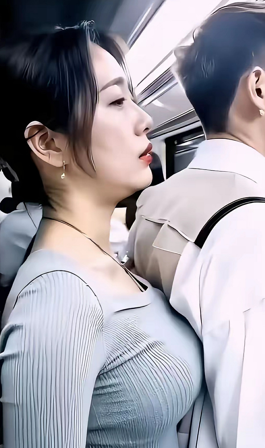 都得挤挤