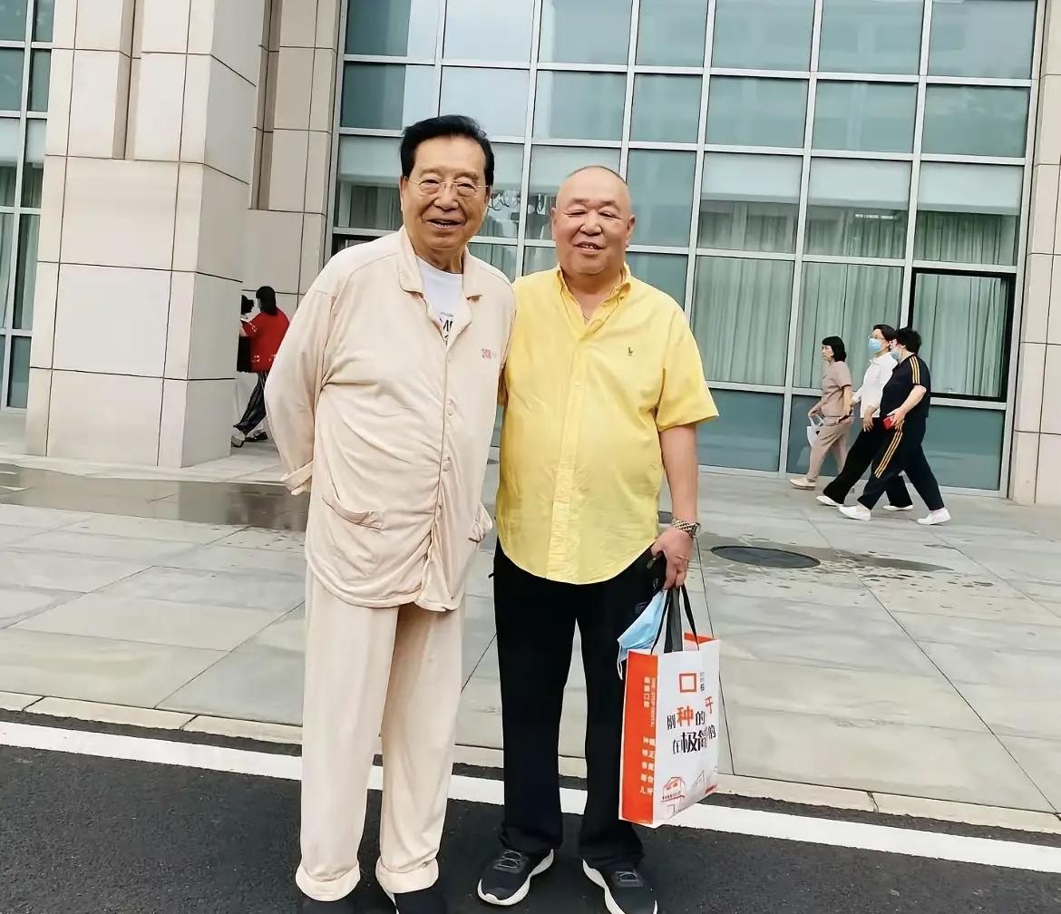 梦鸽虽然比李双江小很多，可是丈夫老了，她也不太辛苦的，主要是李双江如今已经去了疗