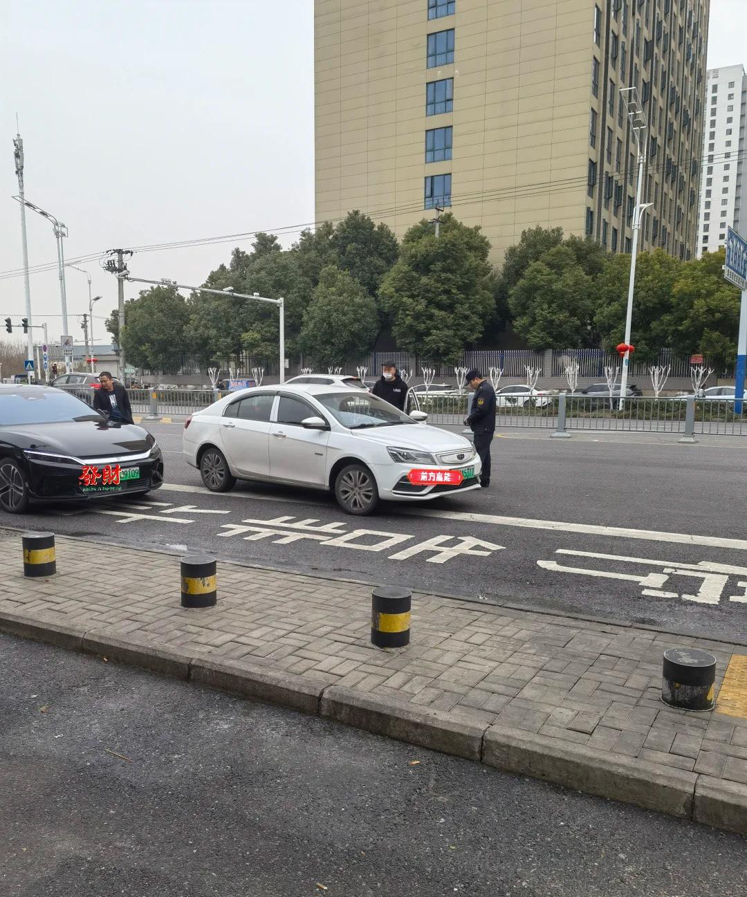 明明平台显示“合规车辆”，上车后却发现司机连营运证都没有？为何城市的不合规的网约