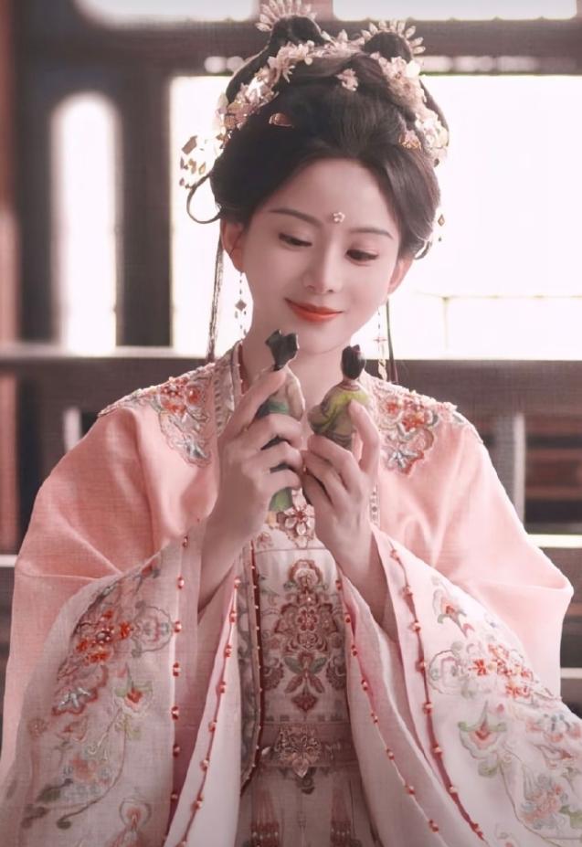 包上恩的《月明千里》杀青男主王弘毅，女二是短剧演员马秋元，马秋元直接从竖屏短剧