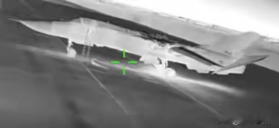 乌宣布用无人机击毁一架苏24，一开始我觉得是在吹牛，直到我看见这张照片……