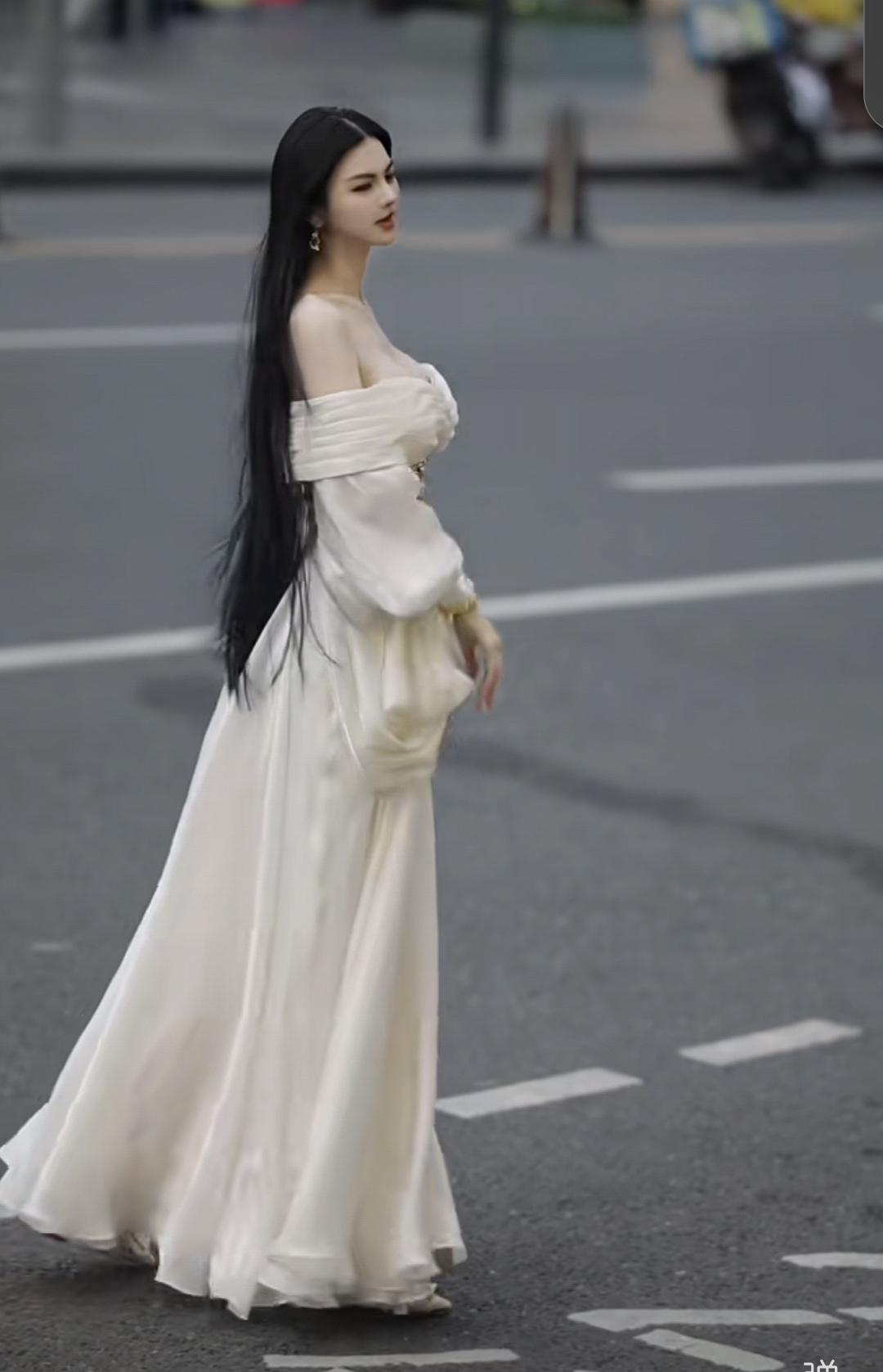 我有个同学，不到四十岁就离了婚，那时她女儿才十八岁。她一边上班，一边打零工，同时