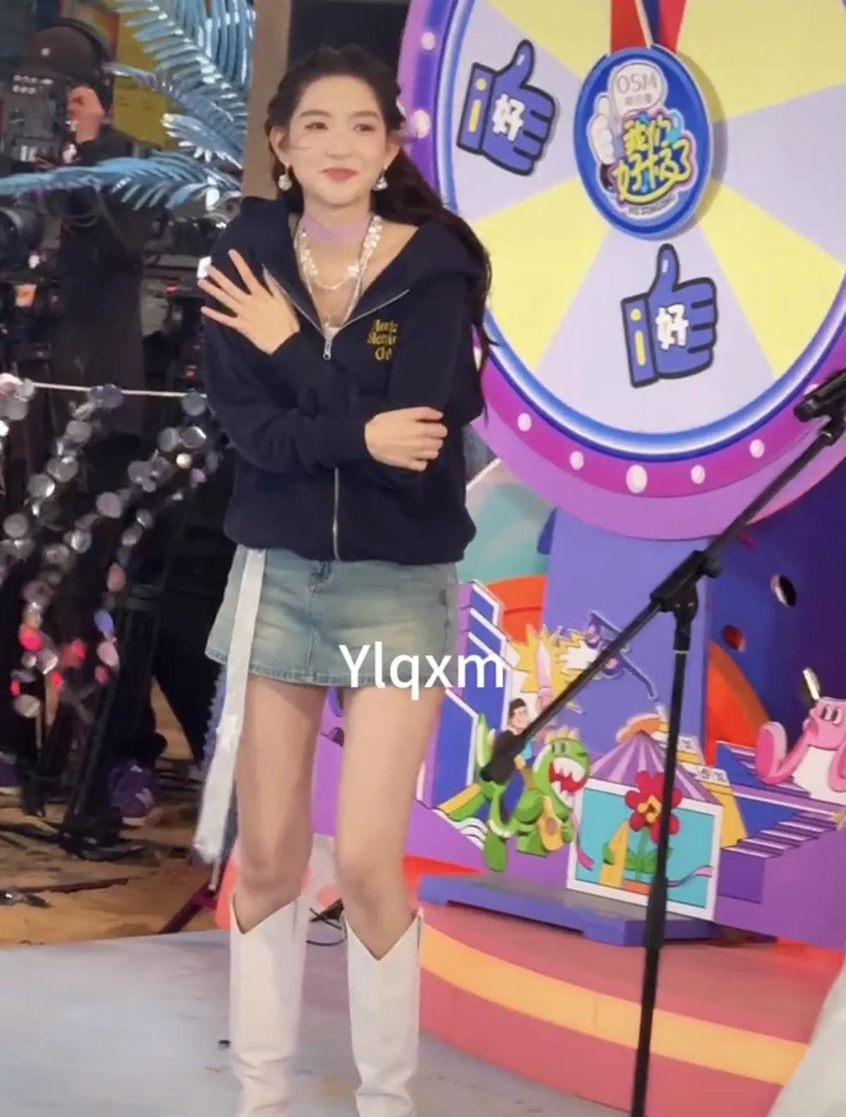 她真的很会带动气氛，大大方方营业，活动很卖力，完全没有明星架子，超喜欢这样能唱又