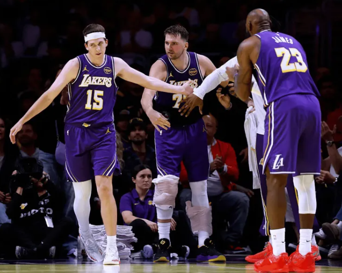 NBA杯四分之一决赛，马刺以132-119战胜湖人。本场比赛，湖人全队罚球23