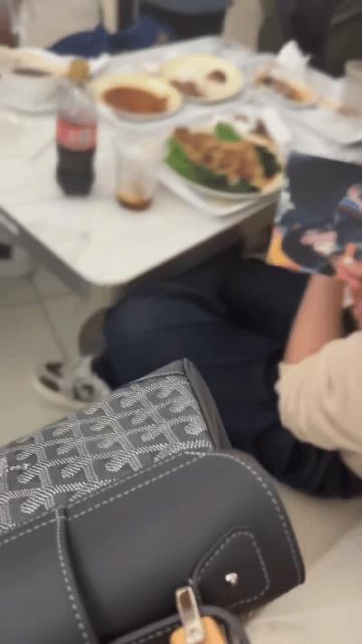 王楚钦香港机场用餐时给球迷签名！头哥这还没吃饭呢，咋又开始签名啦？今天是高兴了
