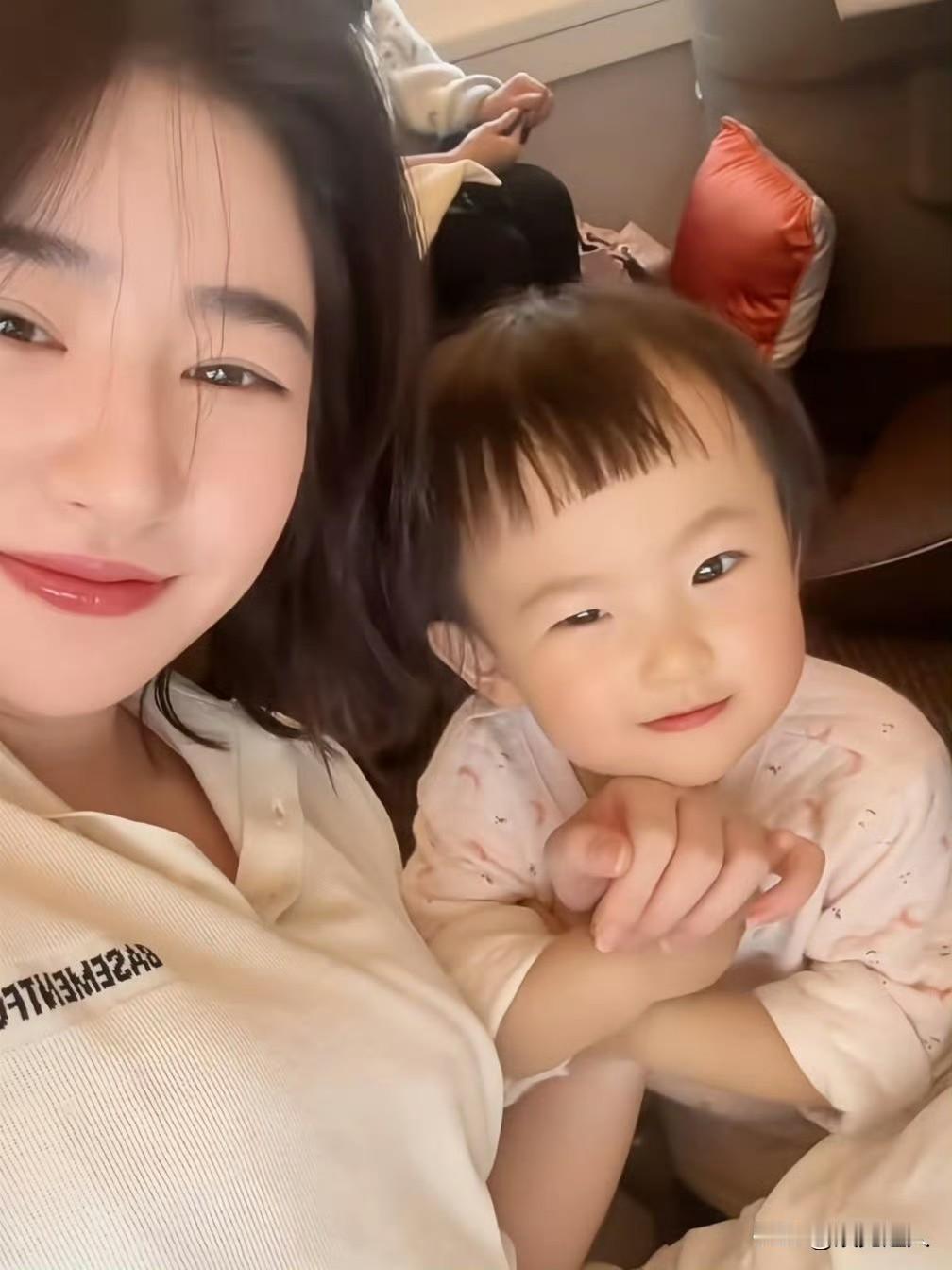 最近黄一鸣回应不做亲子鉴定这事挺火的！先把实话说清楚：王思聪和王健林从来没公开承