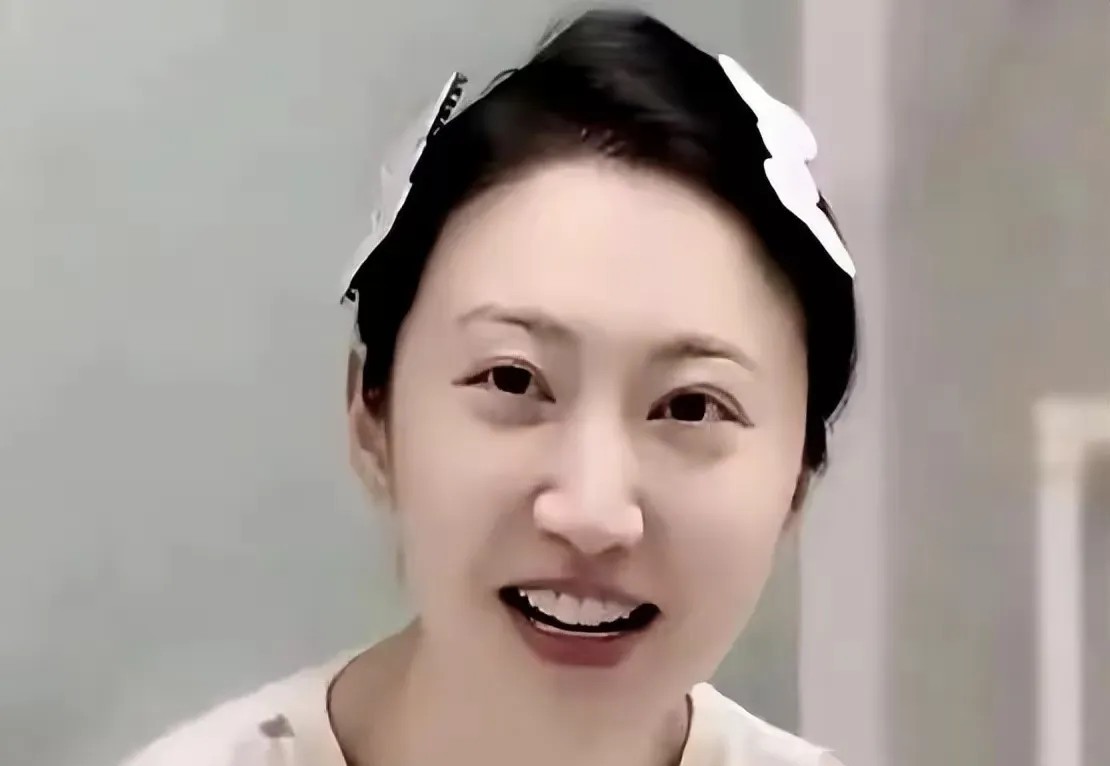 据说这是景甜的素颜照？这简直和电视上的她判若两人，这要真是景甜的话，