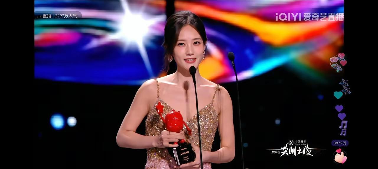 尖叫之夜的李一桐[玫瑰]，好像很快乐，但又似有一种“无尽唏嘘”的感伤…[