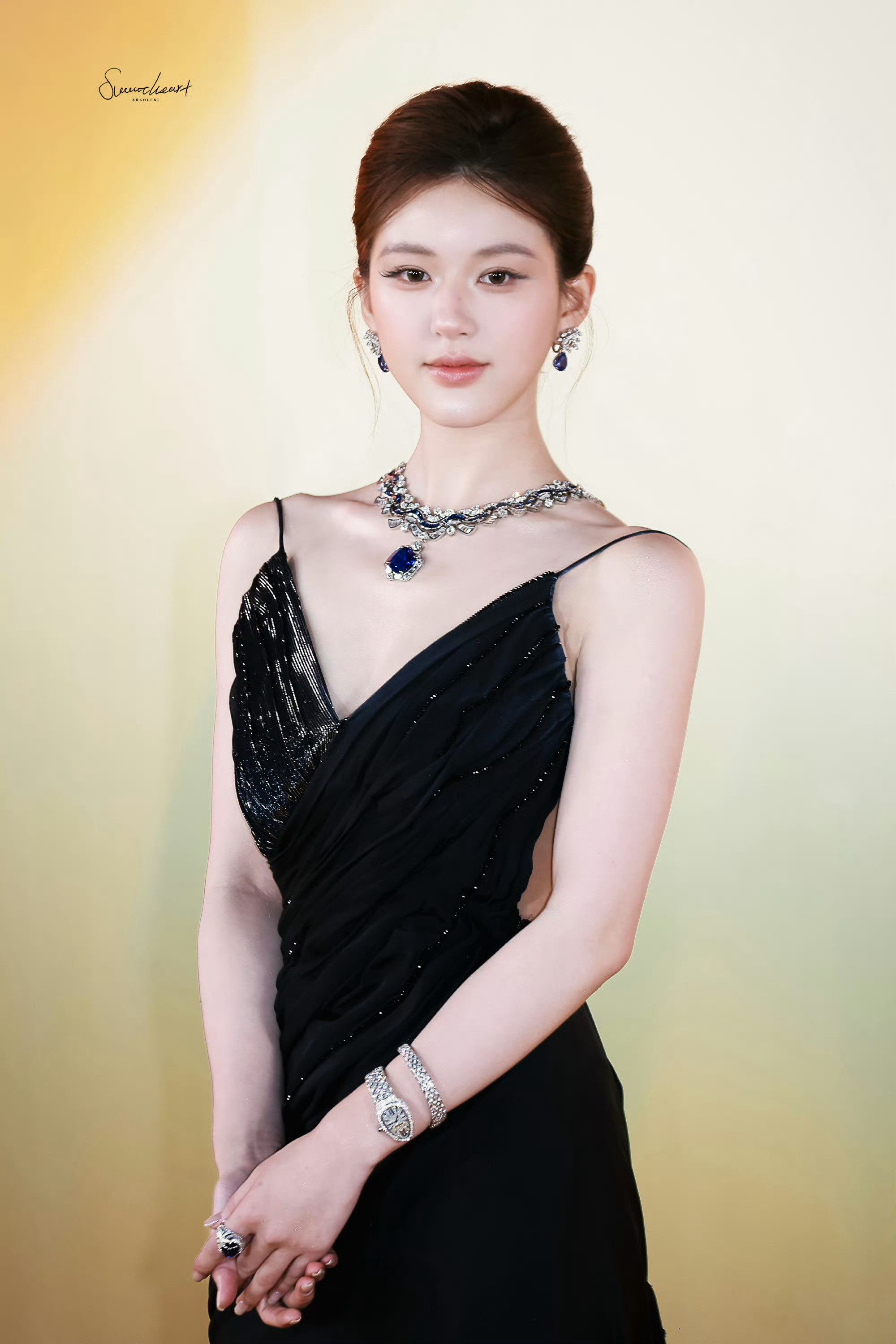 赵露思优雅永不过时🖤