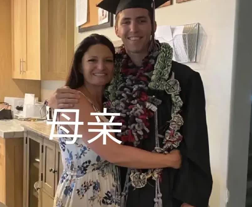 看看枪杀查理·柯克的凶手的生活照，阳光帅气，据悉才22岁，是正在求学的大学生，