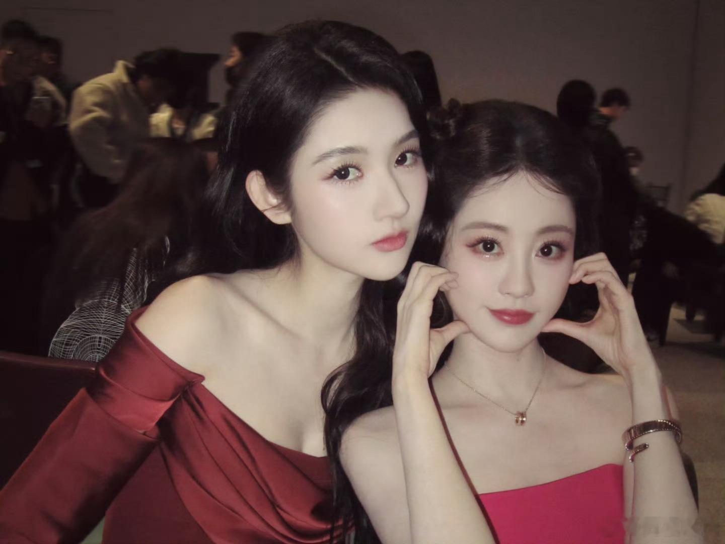 祝绪丹王玉雯合照🈶好养眼的两个人！穿的风格也好搭港风美女的感觉