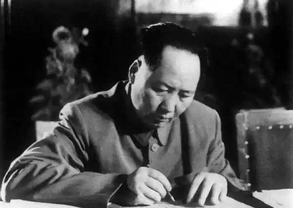 毛主席真是高明，不服不行！原来今天的渤海能完全属于中国，没有一艘外船胆敢驶入，完