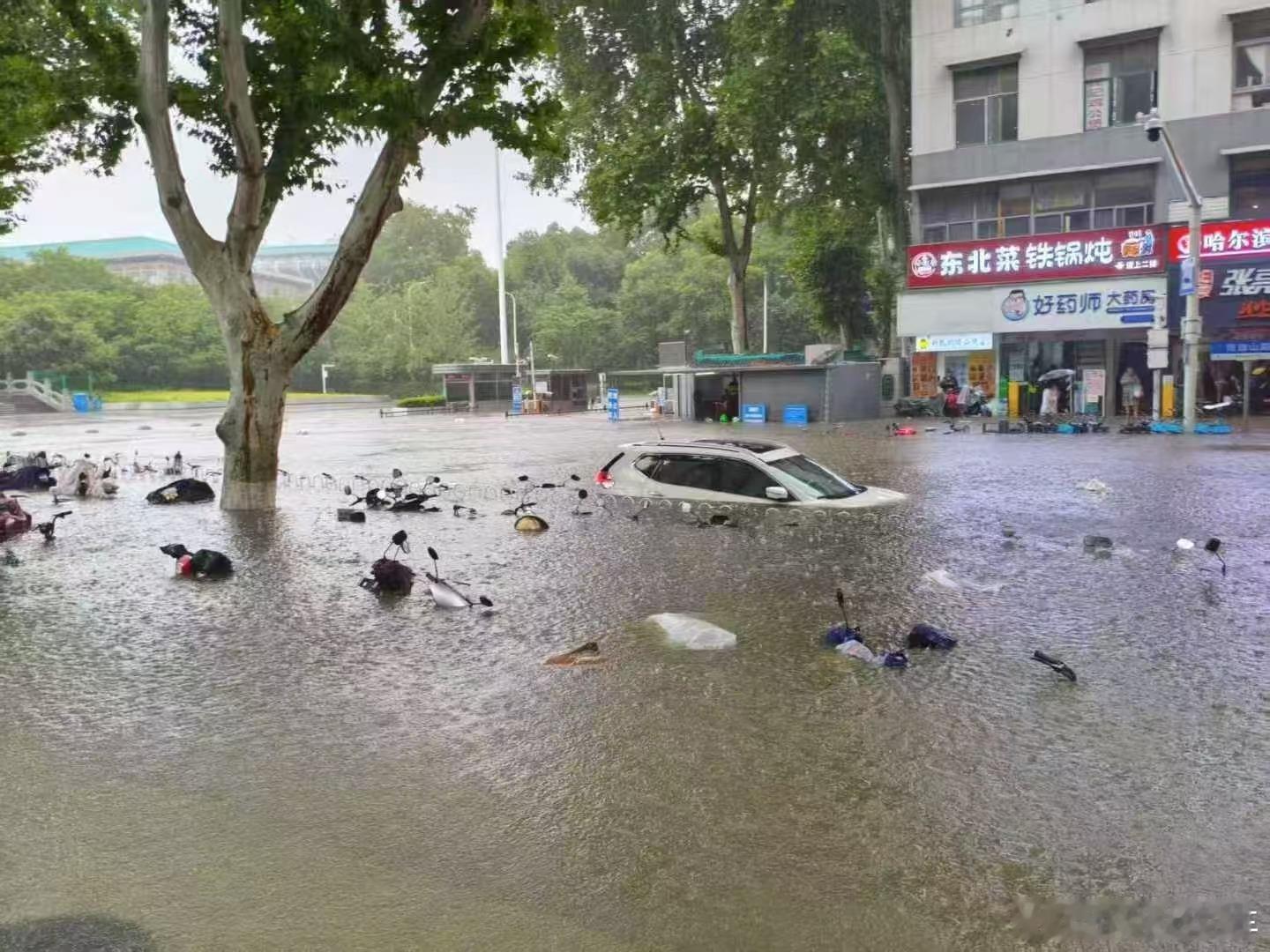 武汉的暴雨也吓人了武汉的朋友注意安全啊​​​