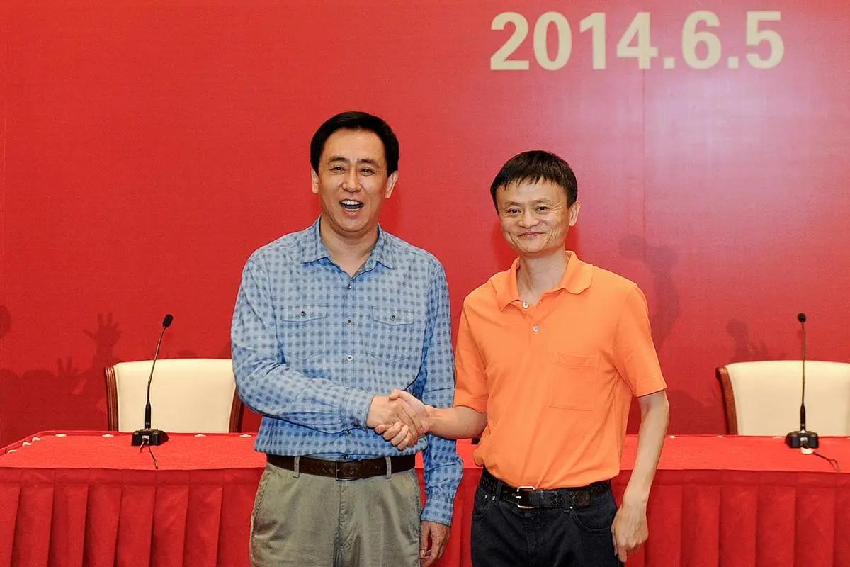 2014年，马云豪掷12亿入股恒大足球后，多次受许家印邀请，前往恒大观看恒大歌舞
