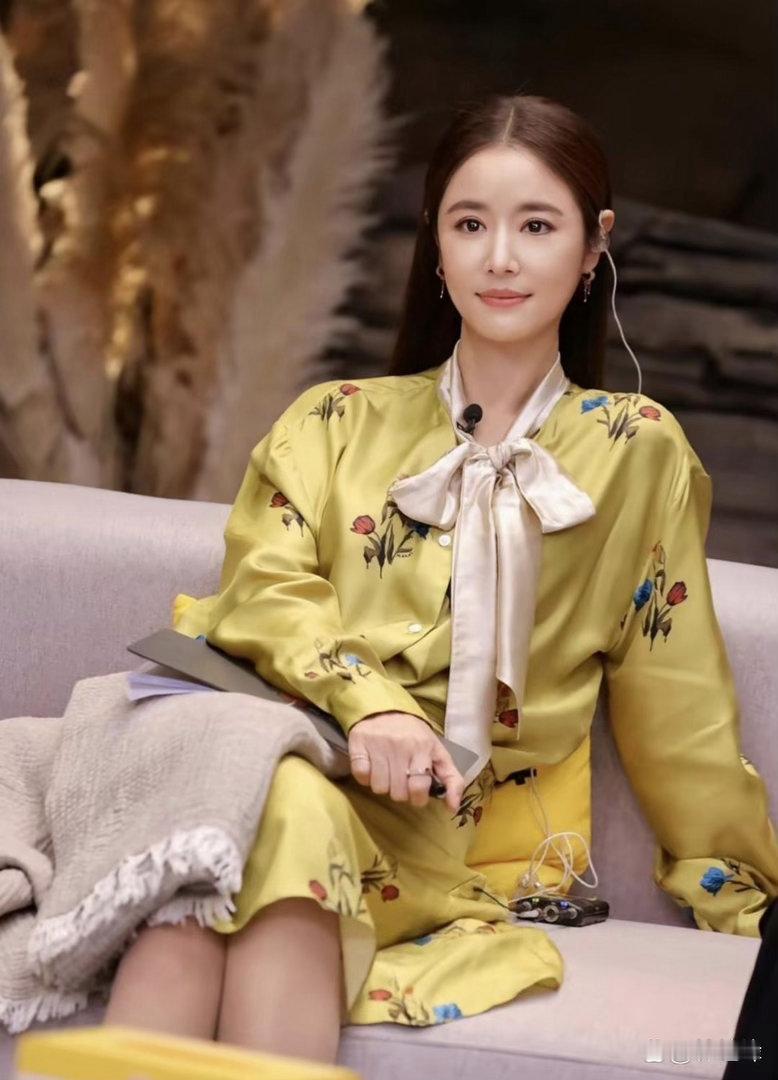 林心如一袭嫩黄缎裙温婉雅致，即便年岁渐长依旧少女感十足，这身造型着实让人眼前一亮