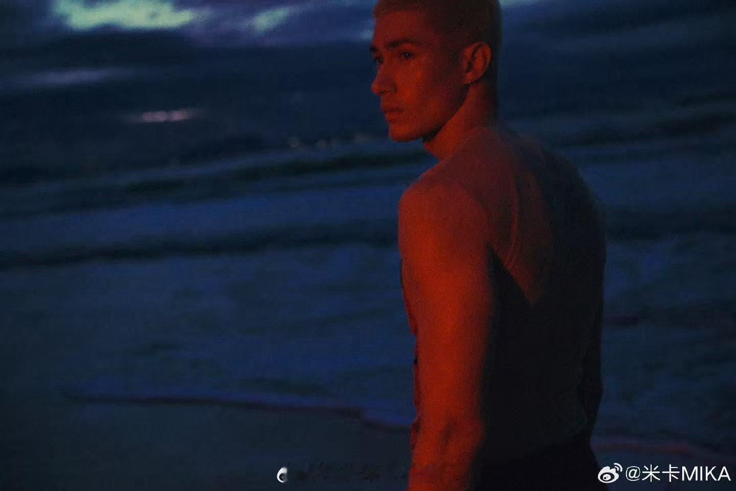 米卡这穿搭把自己都整红温了米卡ELLE盛典出发穿搭太火热！布式抹胸搭透视露背薄