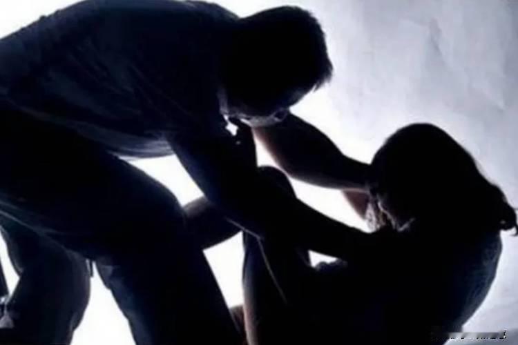 “强奸者被殴打致死”怎么办？核心结论：分两种情况，关键看“强奸是否正在进行”