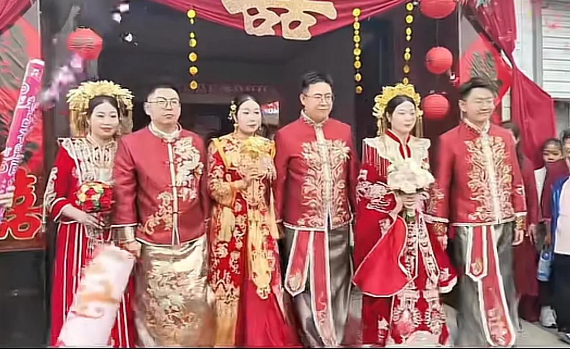 山东潍坊，一场特殊的婚礼火遍全网，新人有三对儿，新娘是三胞胎姐妹，三人同一天出嫁