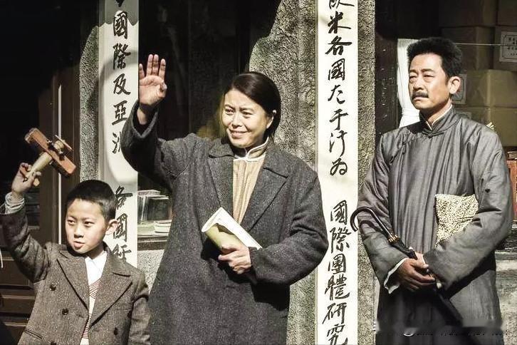 1926年的时候鲁迅收到好友从河南送来的一包柿霜糖，凉且细腻，让嗜好甜食的鲁迅先