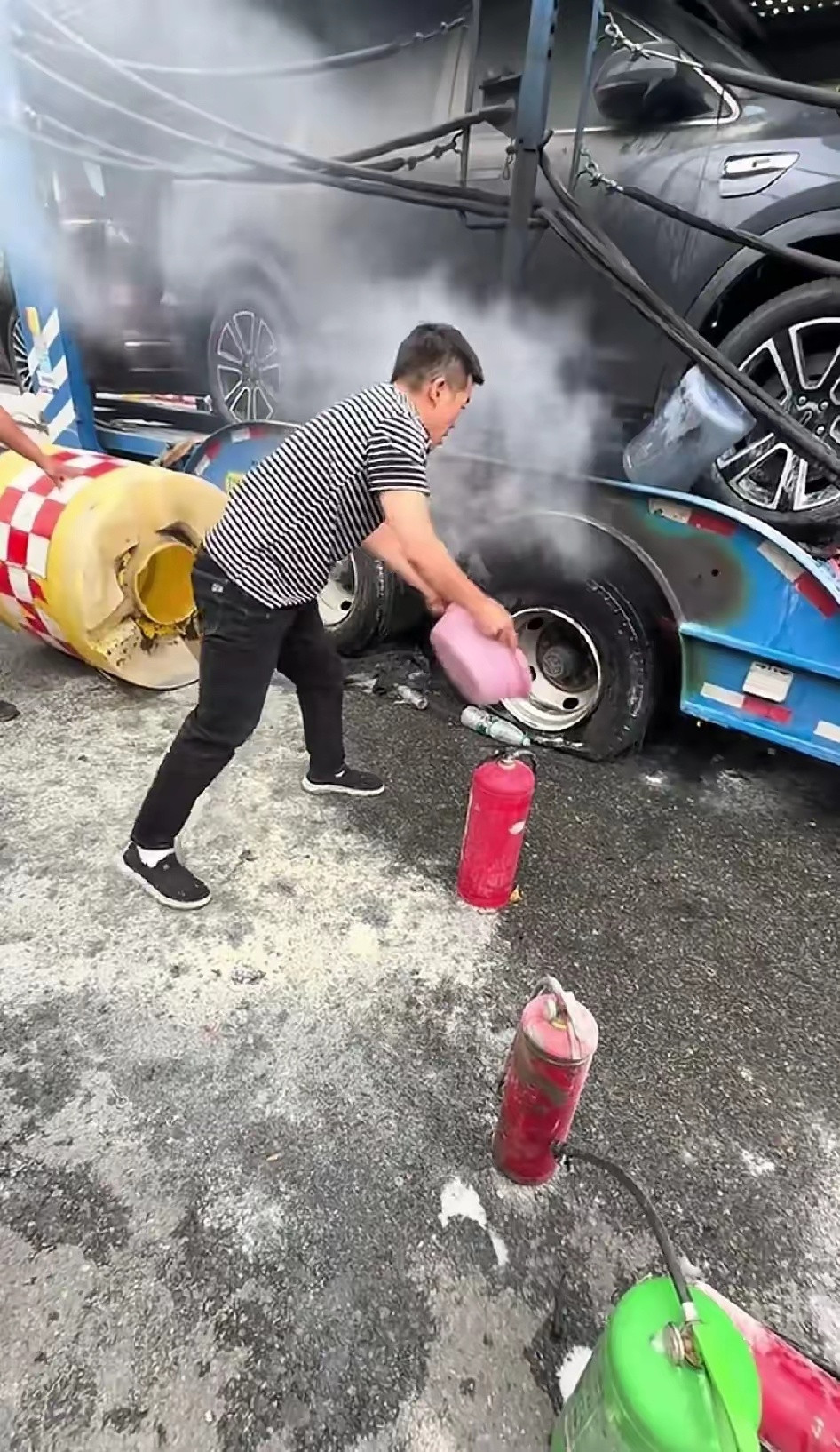 这几张图很好的回应了前段时间问界高速起火事故的原因确实是轮胎起火导致的！问界​