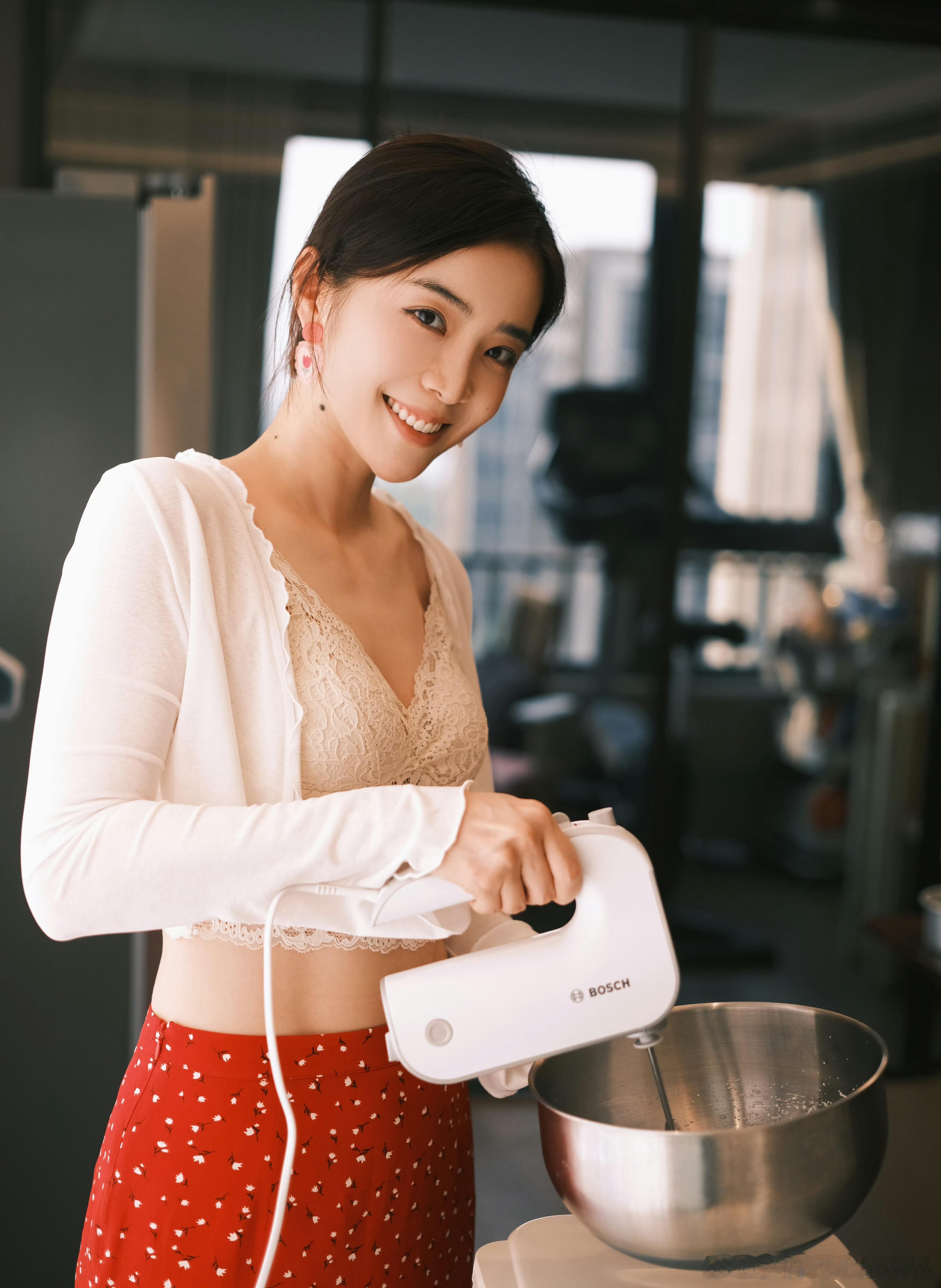 人妻感拉满！管泽元生日余霜晒照：头发盘起衣服拍出来一种温柔贤惠风～阿姨太贤惠了