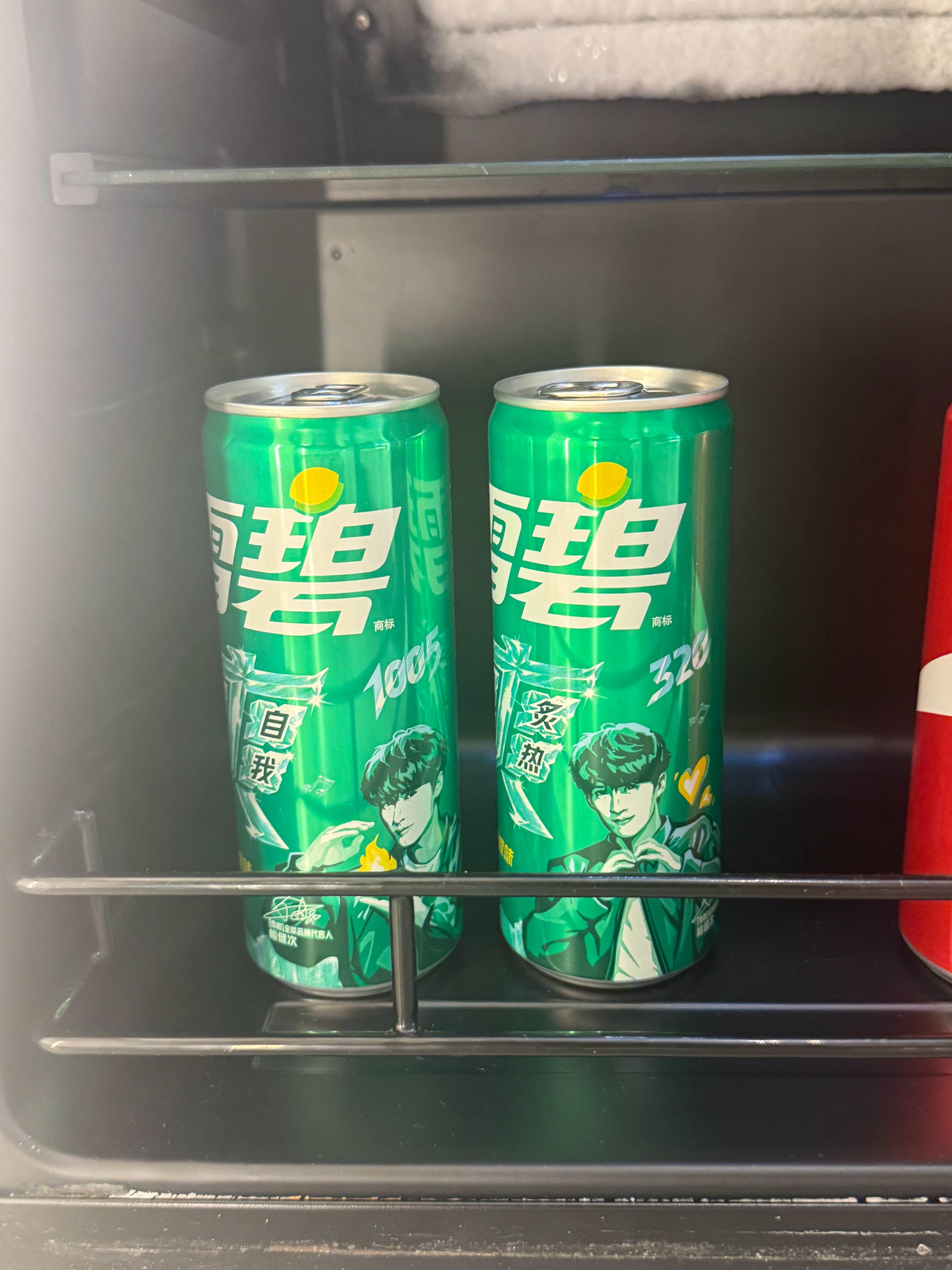 檀健次🏨房间冰箱：每天补充的是今年最新的雪碧爽人罐；🏨公共休息区冰箱：全部