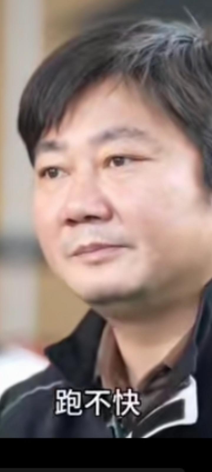 有个女记者问张雪“为什么不用中国的车手”？这么弱智的问题，让爽朗的张总瞬间凝