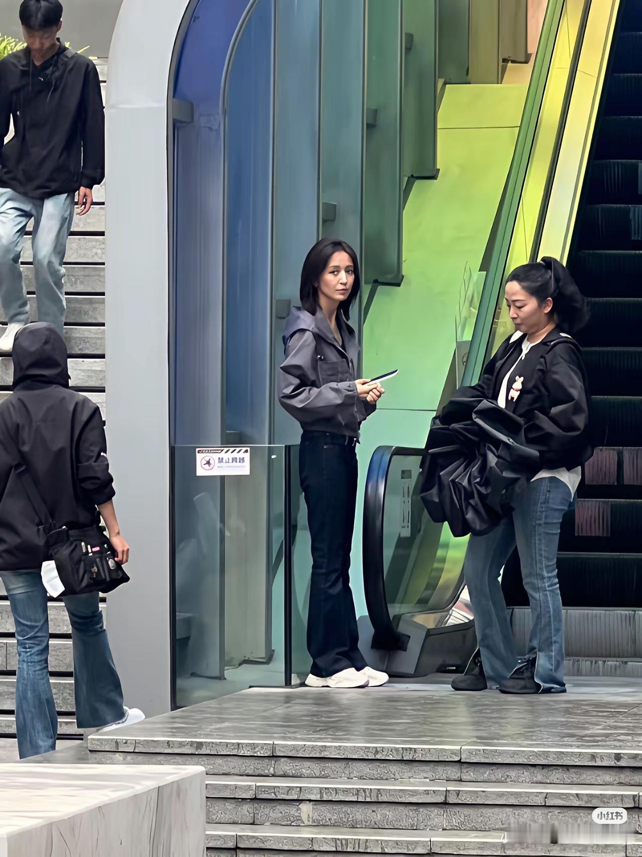 都市街头时尚穿搭，轻松随性，尽显个性魅力！