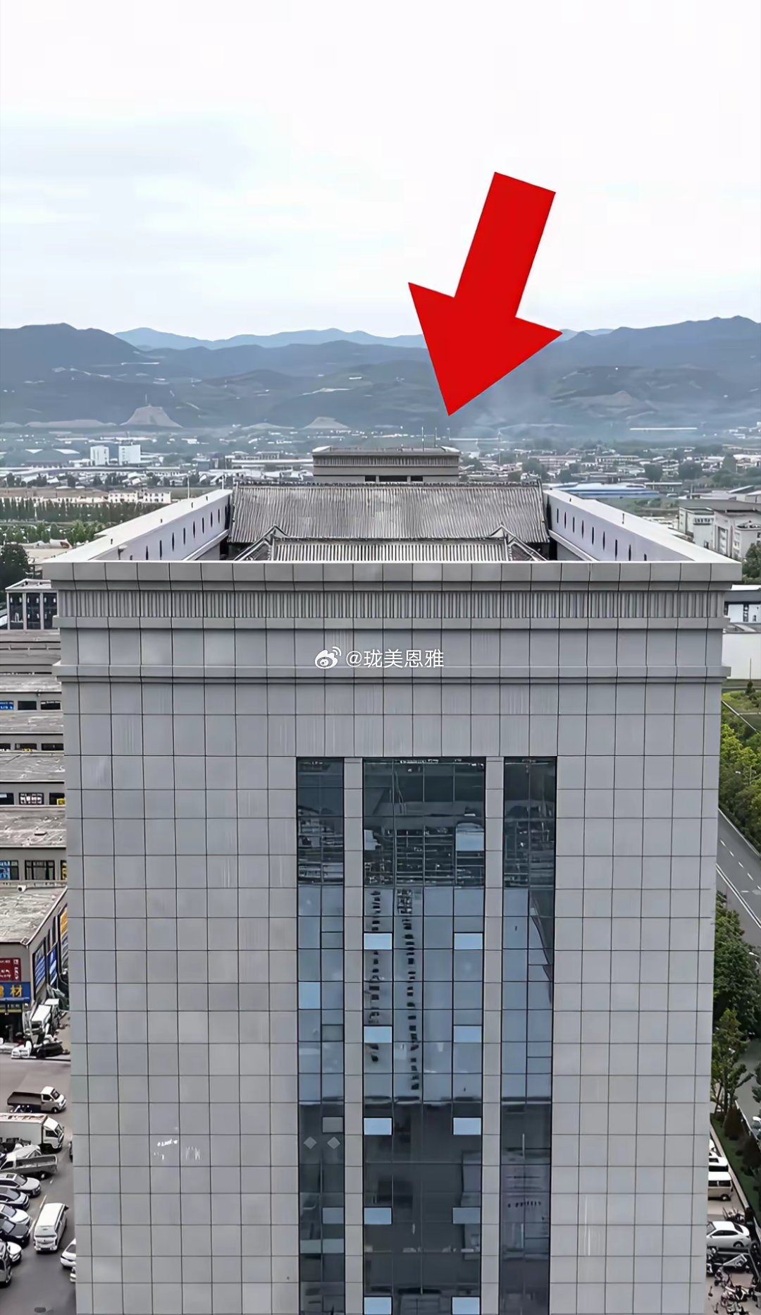 闹市惊现神秘的楼顶四合院隐藏在十几层高楼顶上围墙比房屋还高，低调到无人知晓​​