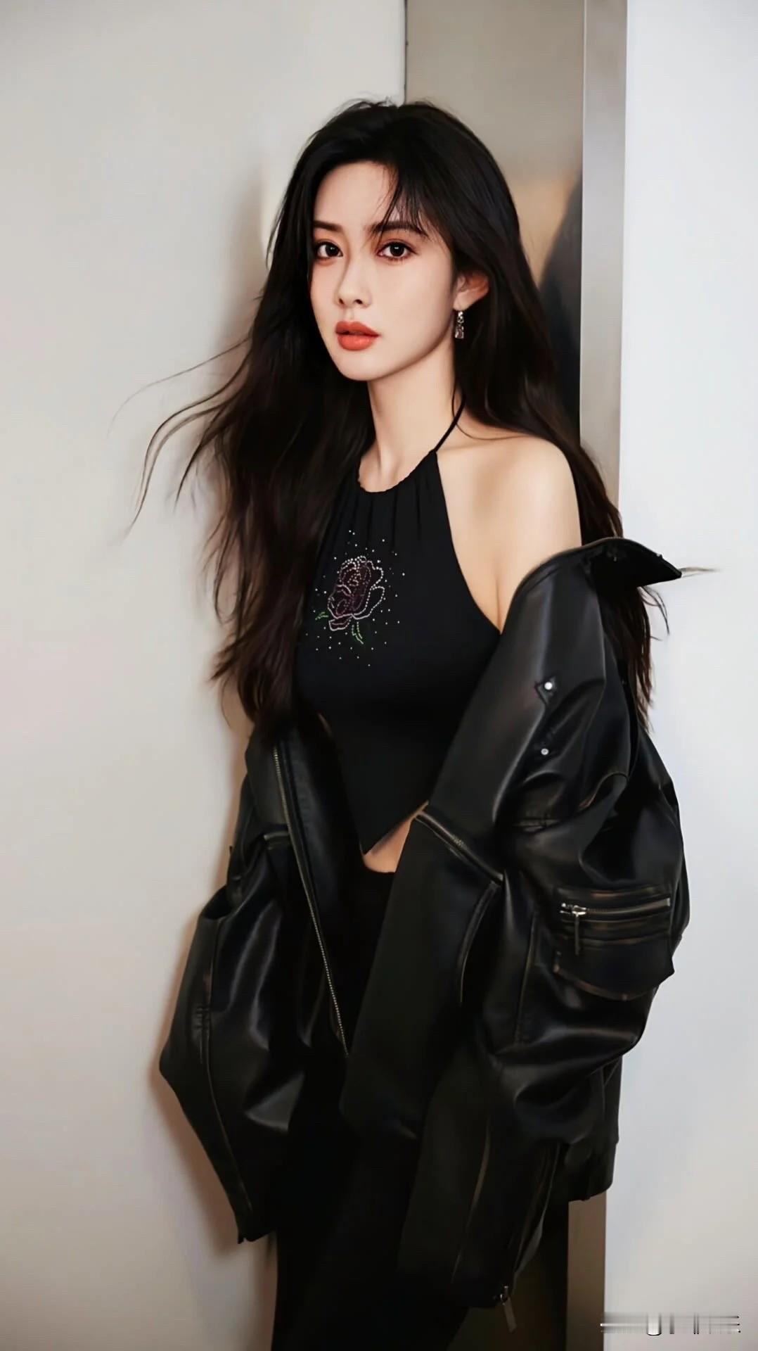 孟子义的美貌让人过目难忘。她是典型的明艳浓颜美人，有着一张线条流畅的鹅蛋脸，骨相