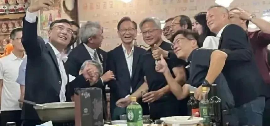 英业达首席执行官黄仁勋和鸿海董事长刘扬伟在台北同台对谈时，刘扬伟问黄仁勋是否有话