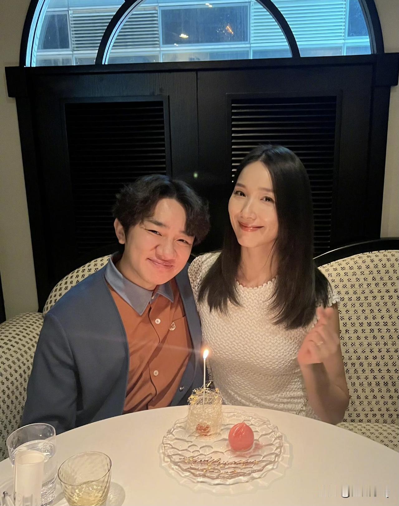 王祖蓝为老婆李亚男庆生，头次见这么精简发生日蛋糕。发现没，两人越来越有夫妻相了，