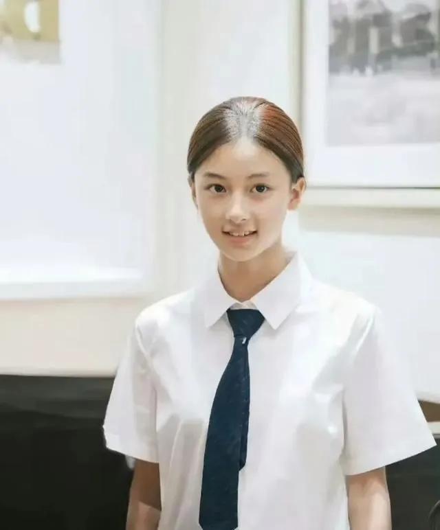绝世美女网红七七，实在是太可惜了。没办法，她有一个贪欲极大的母亲，本来可以