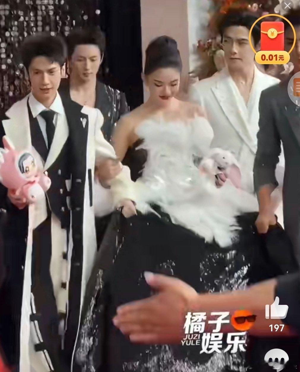 霞裙子动起来挺好看罗站女明星旁边也太瘦长脸太小只了​​​