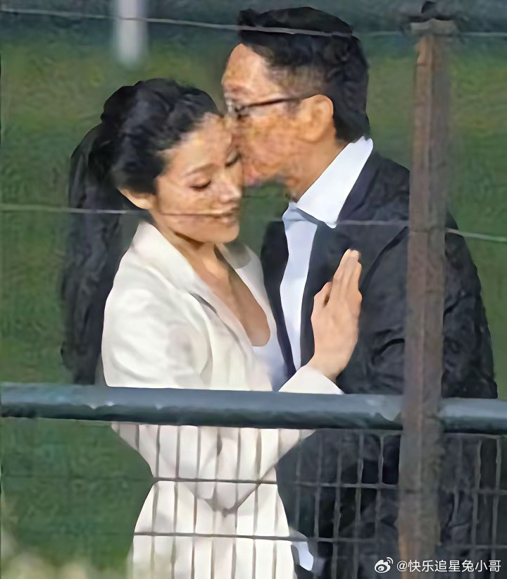 当年的李嘉欣与许晋亨在跑马场内！