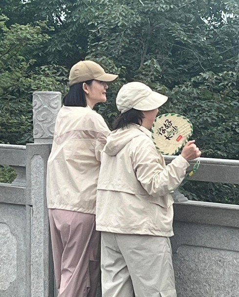 长沙岳麓山撞见谢娜低调录制节目！谢娜穿休闲装步行登山，仅带小型摄制组，连路人第一