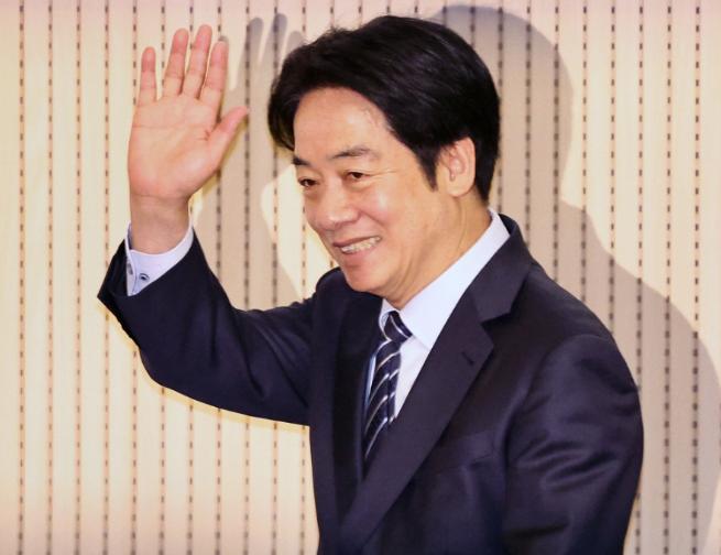 赖清德“窜访”失败，连门都没能出去，3国对台专机关闭空域，民进党爆发“内讧”！