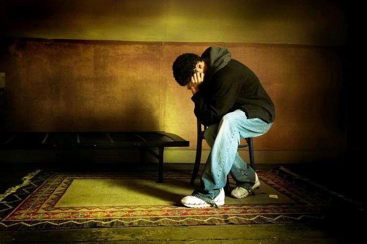 湖北18岁男孩抑郁症去世！临终痛哭流涕，曝出的遗憾让人泪崩。关于湖北一名18岁