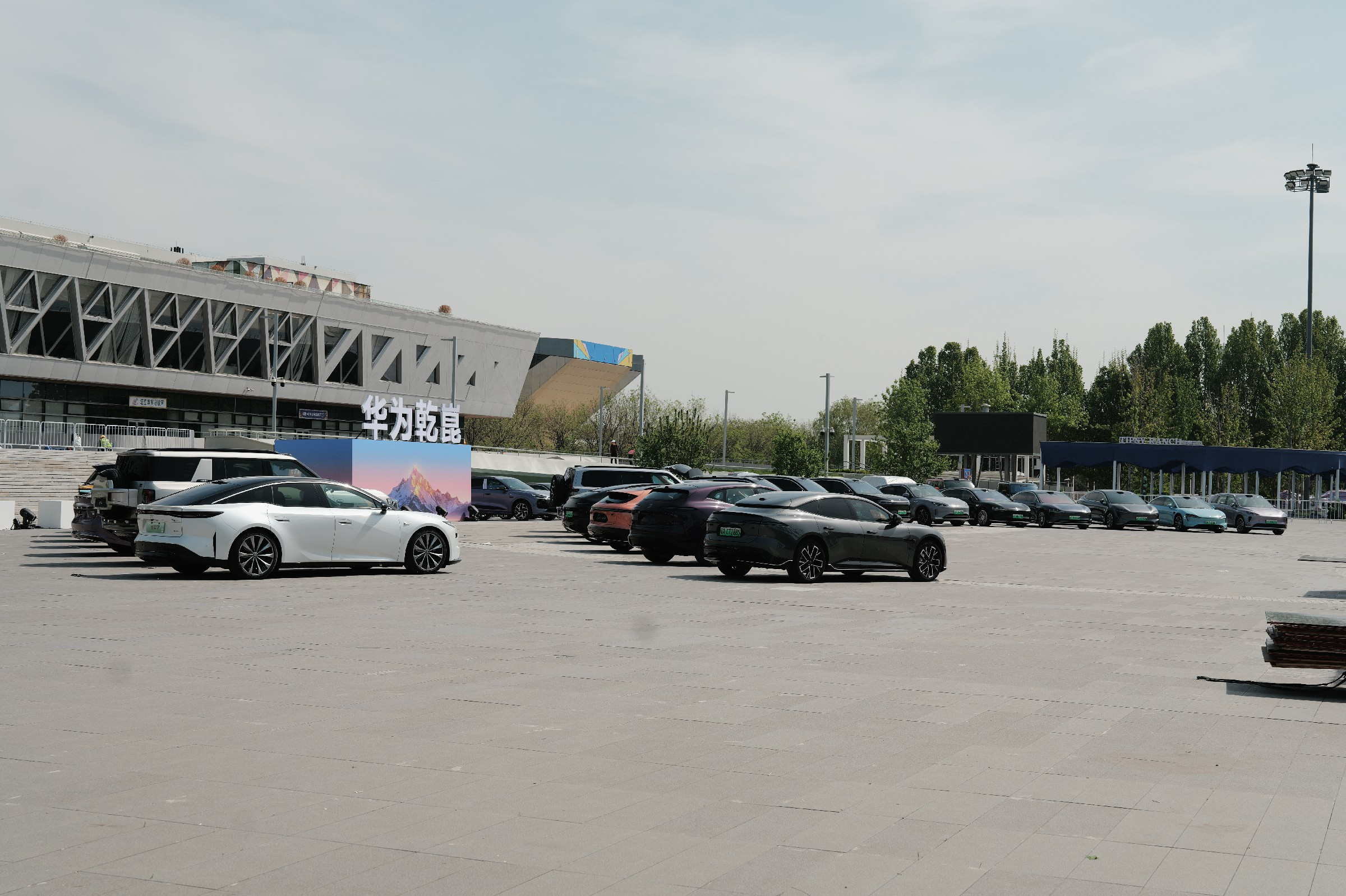 一场发布会能同时看到几十款新车的概率有多低？但2026华为乾崑技术大会就是奔着这