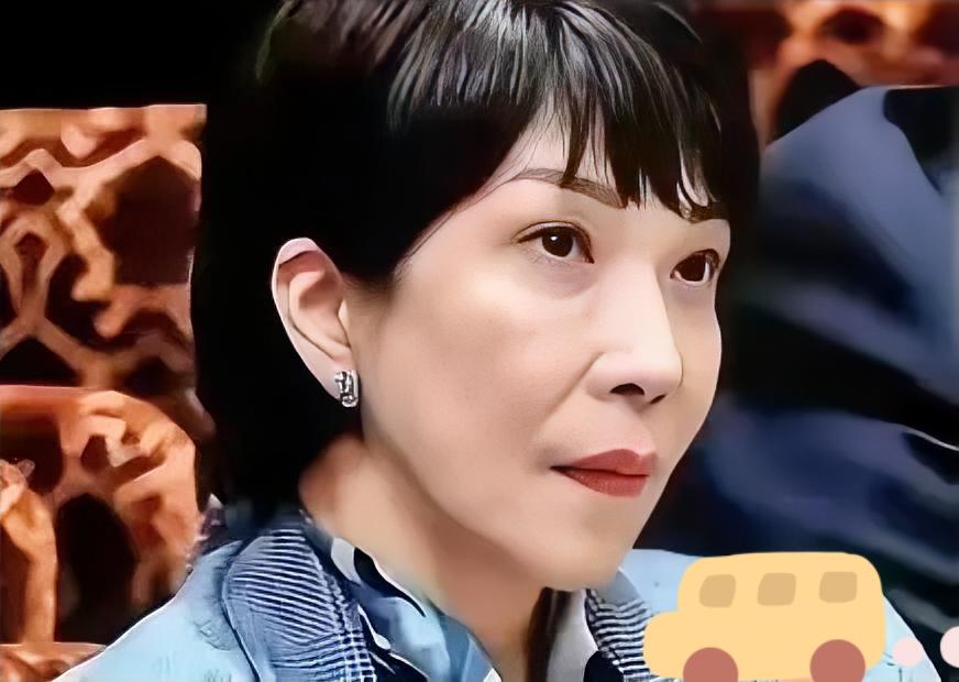 日本这回是真的坐不住了。高市早苗在记者会上表示：“日本非常需要稀土。”说得直