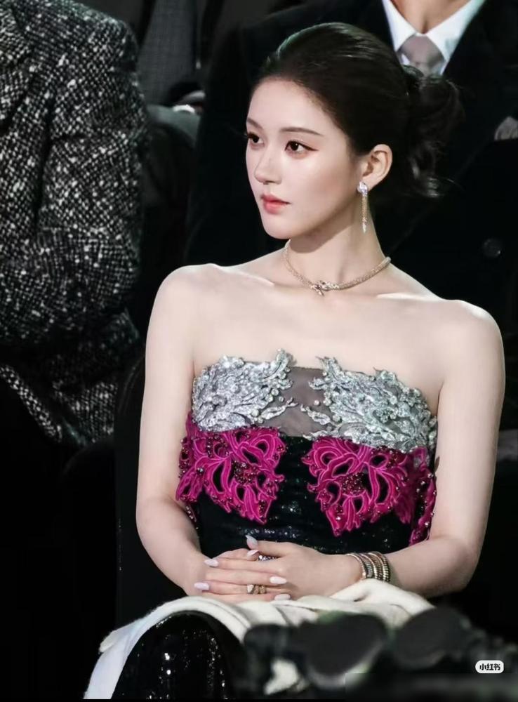 大家有没有感觉赵露思这个人越来越不对劲了，她才27岁，却好像变成藏满心事的大人。