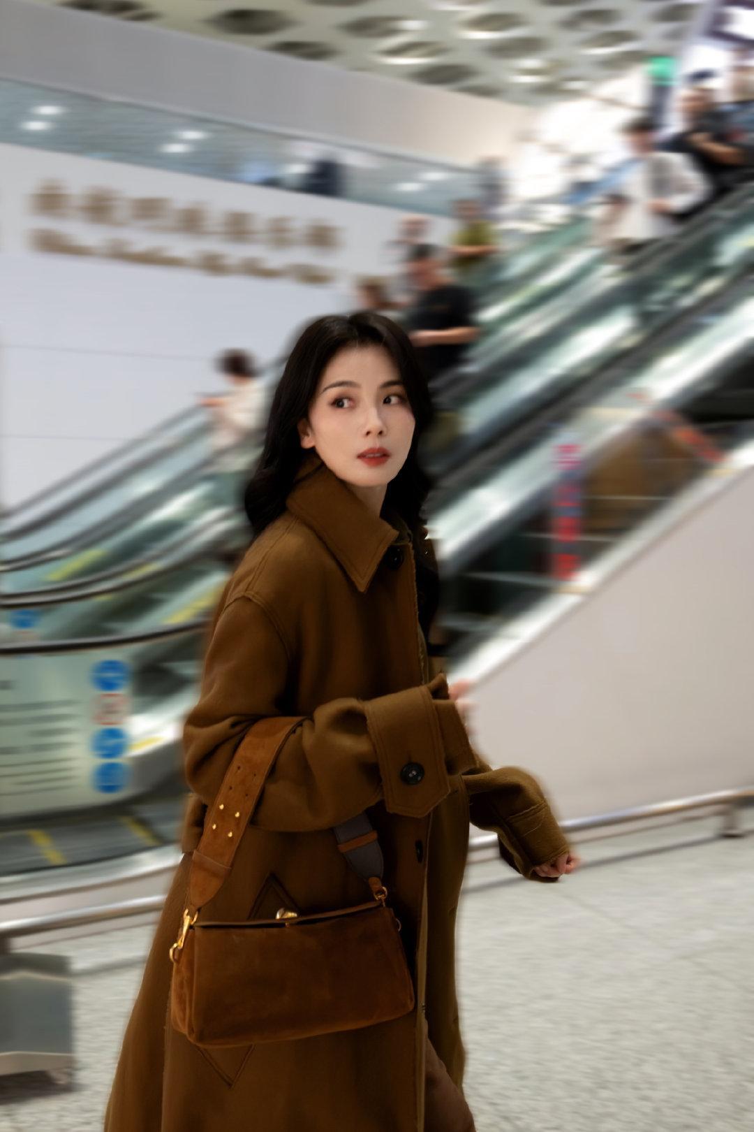 刘涛一身美拉德色系的装扮太好看了，焦糖色的风衣同色系的裤子和麂皮包包秋冬氛围感