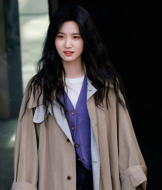 卢昱晓私服卡其风衣+紫色马甲+牛仔半裙，减龄又高级！