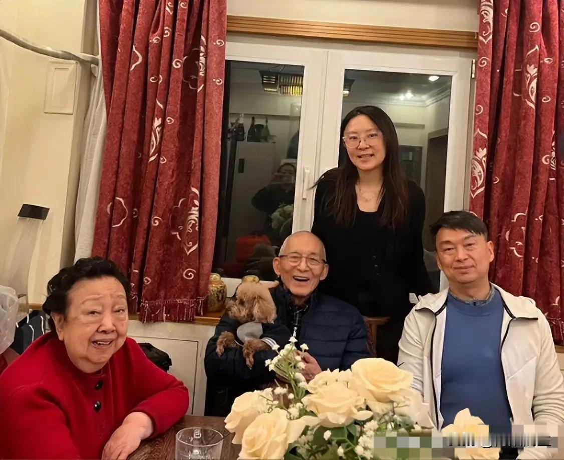 游本昌去世，最放心不下的三个人，1.妻子杨慧华游本昌与杨慧华两人相伴了7