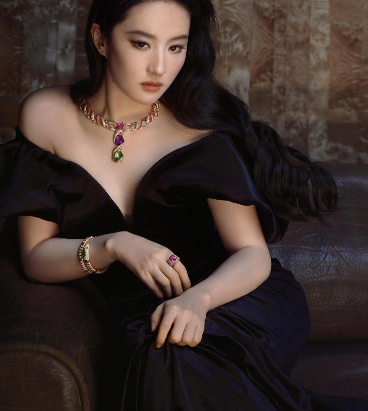 1.刘亦菲团队曾多次为她申报奖项，却屡屡因为国籍原因被驳回。她本人对此看得很淡