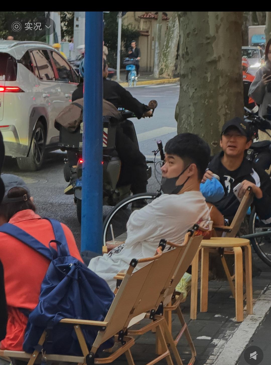 作为大明星竟然一点架子都没有!还有邓超也太低调了吧，甚至连个口罩都不带！不知